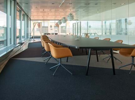 løst tæppe i filt på kontor